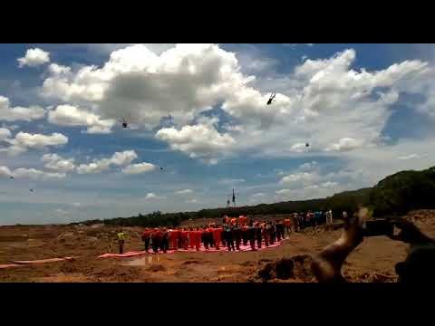 Bombeiros fazem chuva de pétalas de flores pelas vítimas de Brumadinho