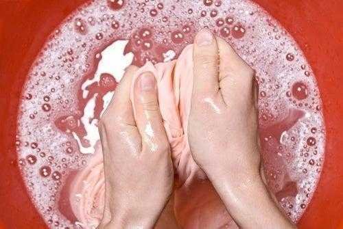7 truques efetivos para remover as manchas das roupas