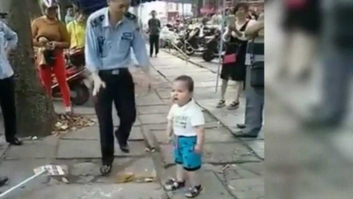 Criança defende sua avó dos policiais que querem pegar suas mercadorias