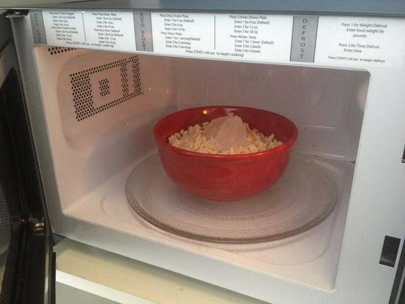 Como esquentar arroz no micro-ondas sem deixá-lo ressecado
