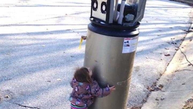 Vídeo mostra menininha confundindo aquecedor abandonado com robô d