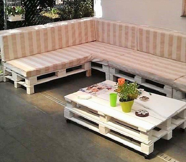 sofa de palelt com mesinha 