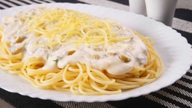 Espaguete com molho de requeijão e maionese