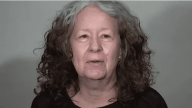 mulher de 60 anos se submete a uma mudança de visual