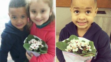 Mãe faz filho levar flores à coleguinha de escola após empurrá-la.