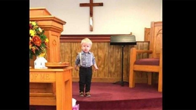 Criança fica de pé na igreja e mostra a todos o que aprendeu com o pai pastor