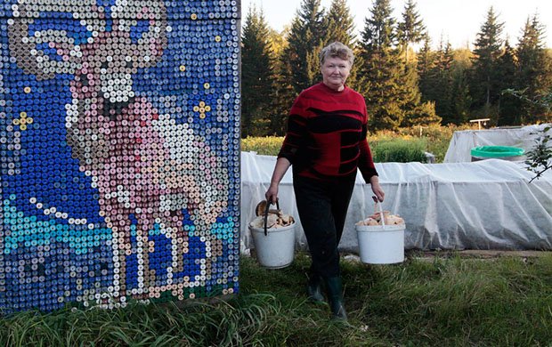 Senhora decora casa usando mais de 30 mil tampinhas de garrafa