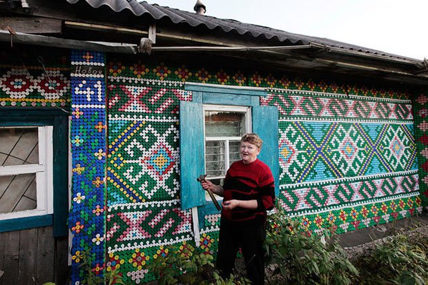 Senhora decora casa usando mais de 30 mil tampinhas de garrafa