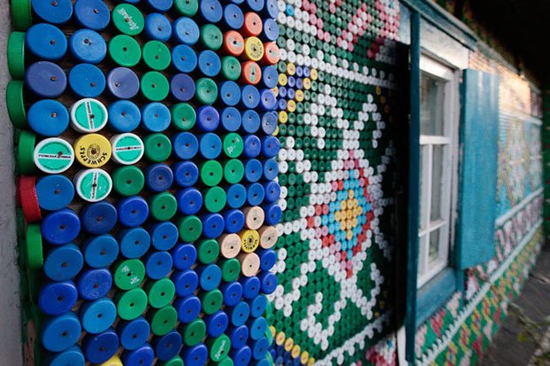 Senhora decora casa usando mais de 30 mil tampinhas de garrafa