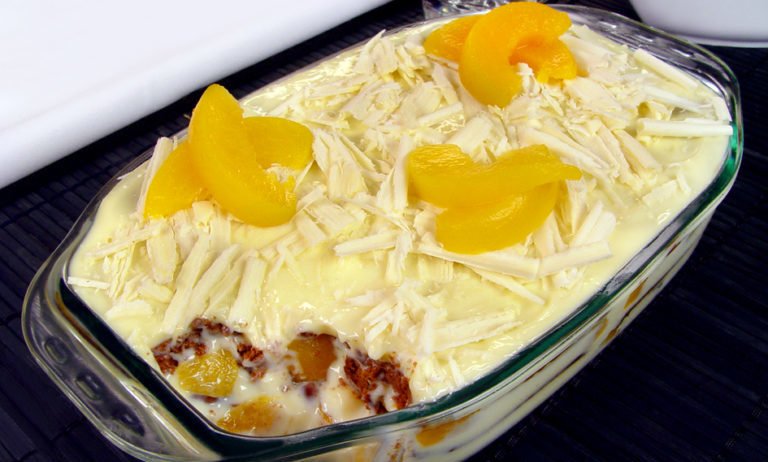 Aprenda a fazer -Pavê de pêssego com chocolate branco é levinho e muito delicioso