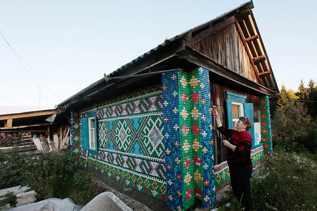 Senhora decora casa usando mais de 30 mil tampinhas de garrafa