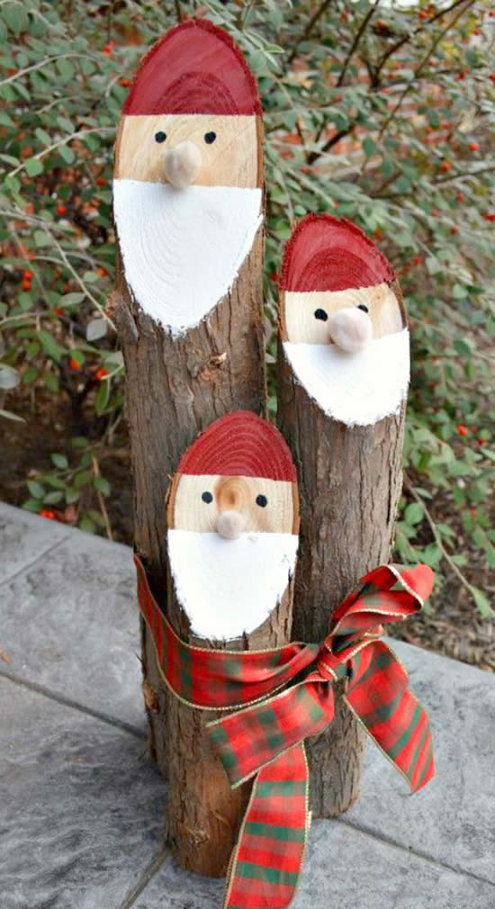 Papai Noel de enfeite com troncos