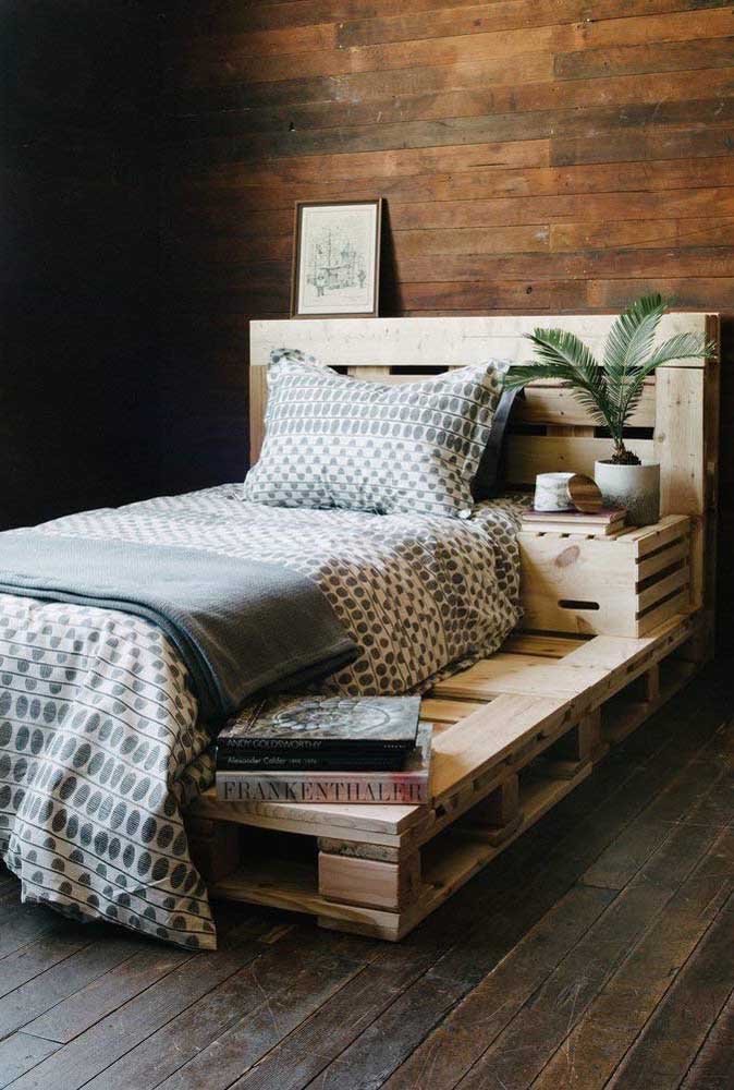 Cabeceira de pallet com criado mudo. Repare que a estrutura da cama também foi feita de pallet