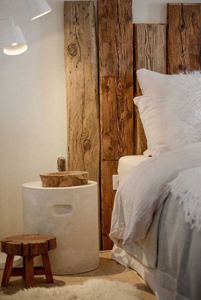 Cabeceira de pallet rústica. A luminária ajuda a criar um clima ainda mais aconchegante para o quarto 