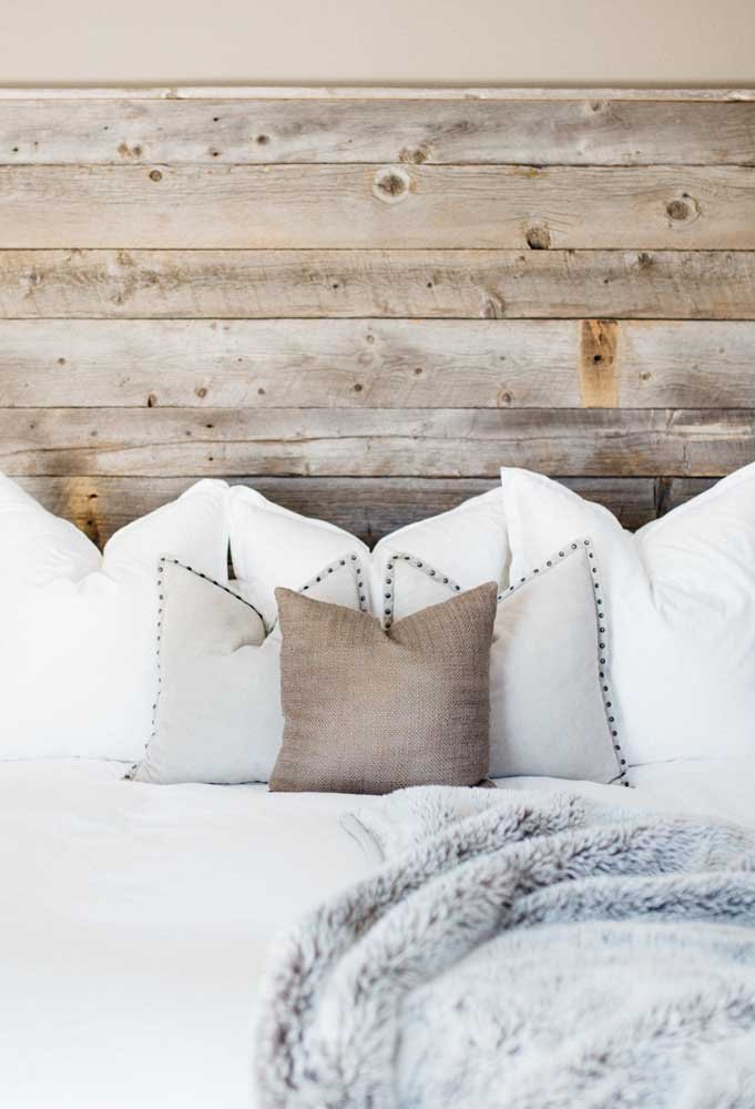 Escolha uma roupa de cama bem linda para combinar com a sua cabeceira de pallet