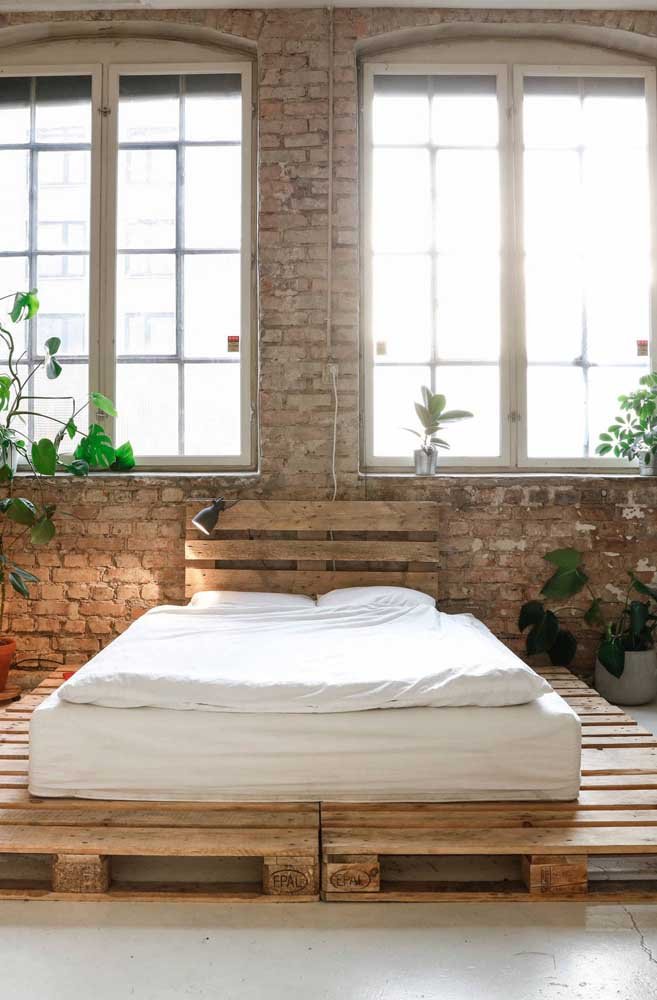 O quarto com parede de tijolinhos aceitou muito bem a cama e a cabeceira feita com pallets