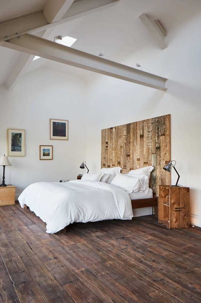 O quarto de pé direito alto apostou em uma cabeceira de pallet maior para acompanhar a dimensão da parede