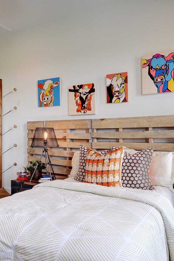 Estenda a cabeceira de pallet um pouco além do tamanho da cama, assim você ganha uma moldura para o criado mudo também
