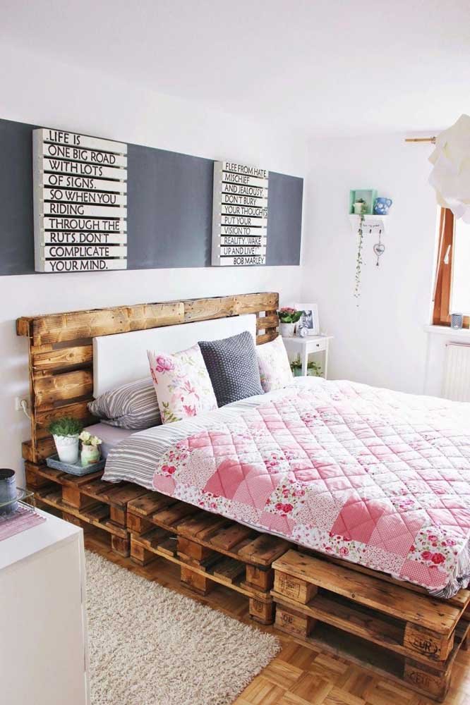 Romântica, moderna, despojada, clássica: a cabeceira de pallet pode ter o estilo que você quiser