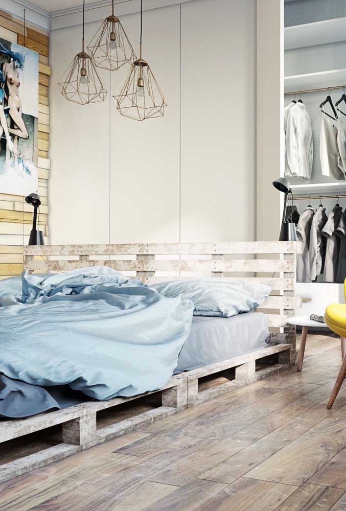 Quarto moderno e despojado com cama e cabeceira feitas em pallet
