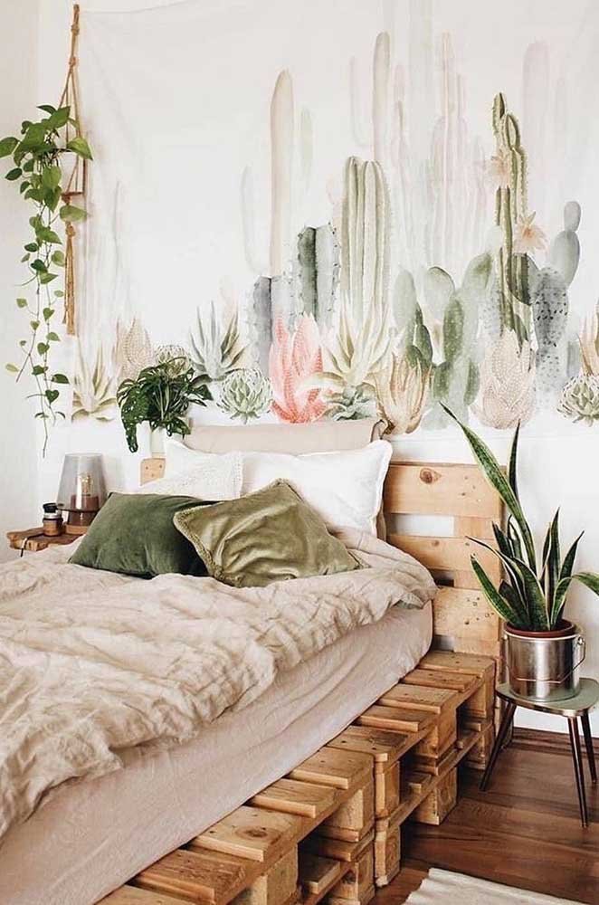 O papel de parede de plantas casou como uma luva com a cabeceira de pallet