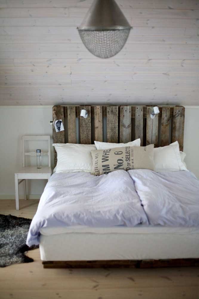 Cabeceira de pallet para cama e painel de madeira na parede