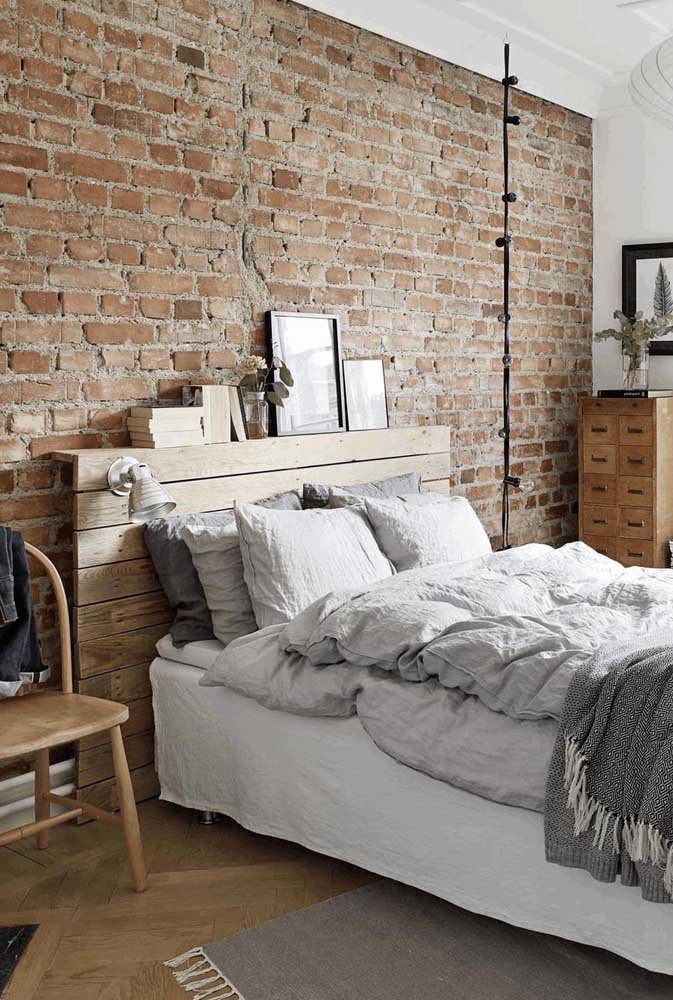 Instale uma luminária na sua cabeceira de pallet e aproveite bons momentos de leitura durante a noite