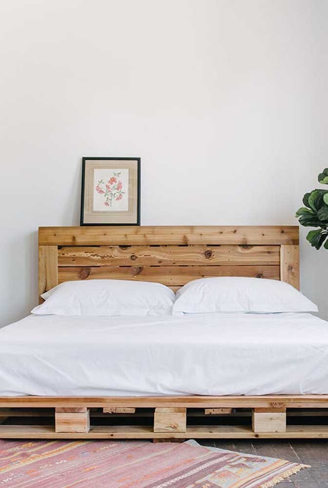 A decoração minimalista do quarto combinou muito bem com a cabeceira de pallet