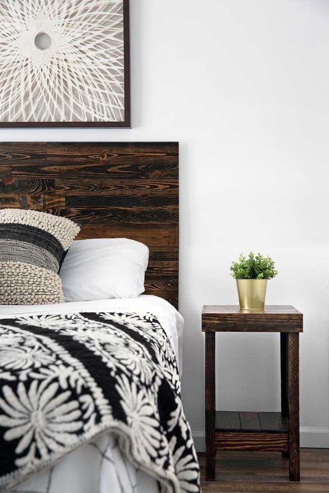 O tom escuro dos pallets garante o contraste com o restante da decoração