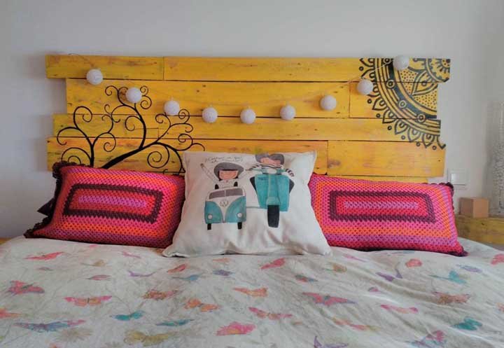 Cabeceira de pallet amarela com desenhos: uma ótima maneira de personalizar a peça