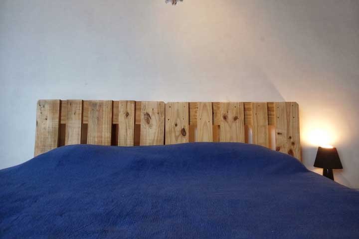 Não quer ter trabalho? Junte dois pallets e a cabeceira está pronta