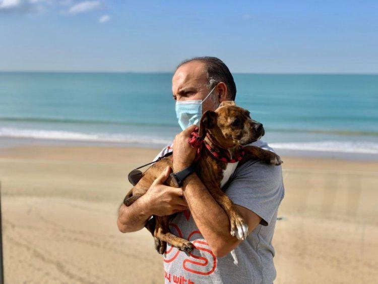 Policial adota cachorrinho que chegou de barco com dono imigrante