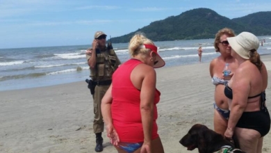 mulher tenta expulsar deficiente visual de praia por causa de cão guia