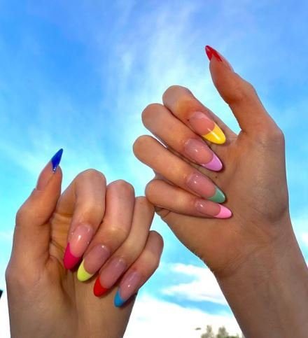 Manicure francesa com cores diferentes