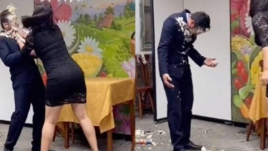 Homem faz serenata para esposa que impacta com reação ao ensinar 'não brincar com as mulheres'