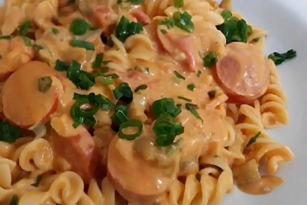 Macarrão com salsicha cremoso um prato simples e fácil para agradar toda a família