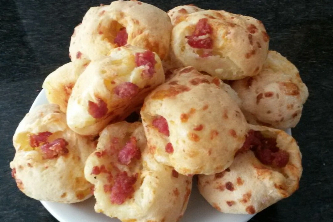 pão de queijo recheado com linguiça