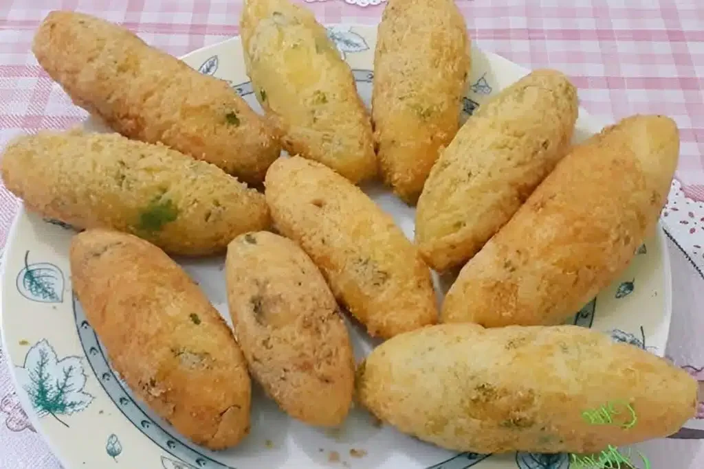 bolinho de mandioca com recheio de carne moída uma delícia