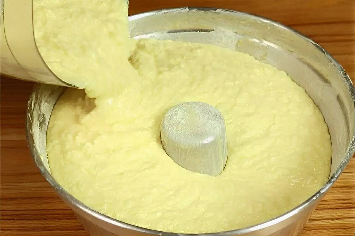 Bolo de aipim simples e fácil é só bater os ingredientes no liquidificador e assar