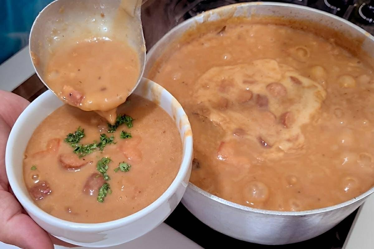 Caldo de feijão com bacon e calabresa grosso e delicioso para o seu almoço ou jantar