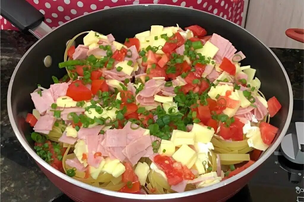 Macarrão cremoso de uma panela só uma receita prática e deliciosa que vai agradar toda a família