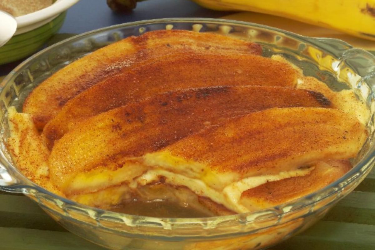 Torta de banana na travessa