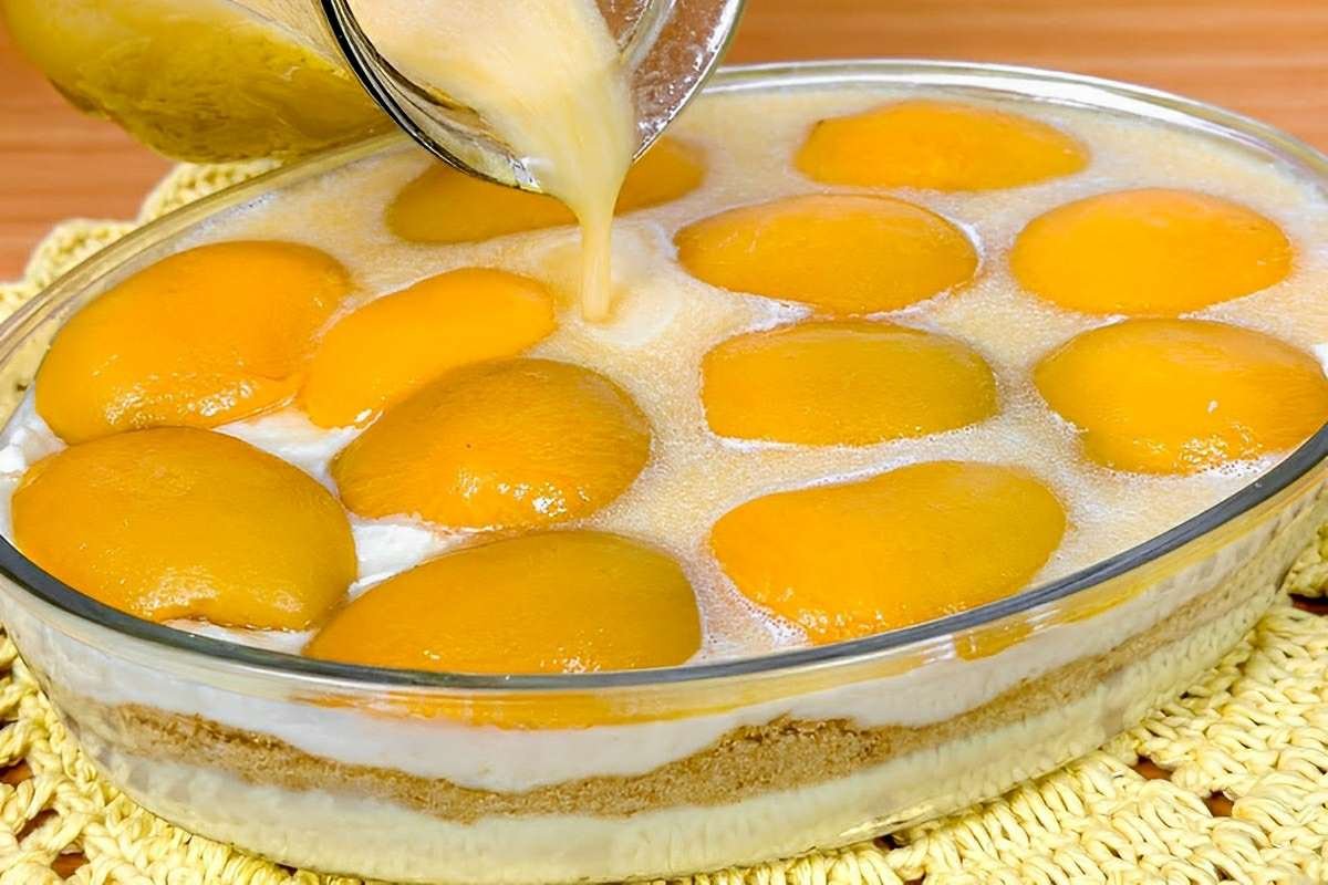 Sobremesa de preguiçoso com creme de coco e pêssegos em calda uma combinação sensacional