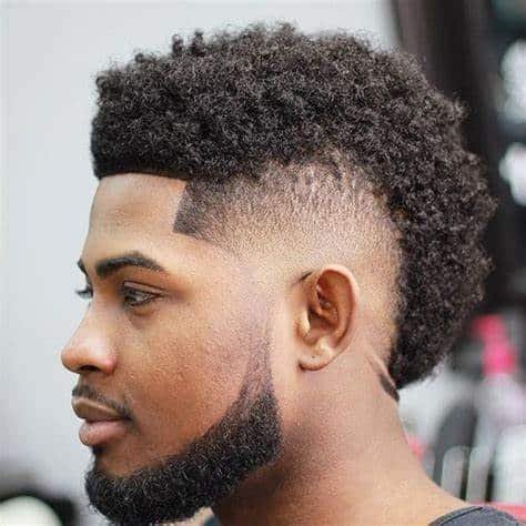 foto de homem negro com combinação FroHawk e Burst Fade