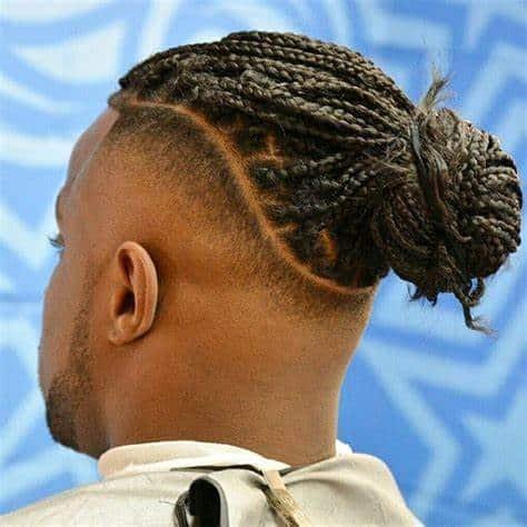 homem negro com tranças Cornrows