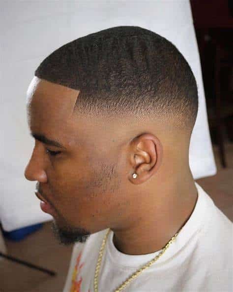 foto de homem negro com corte de cabelo High Bald Fade