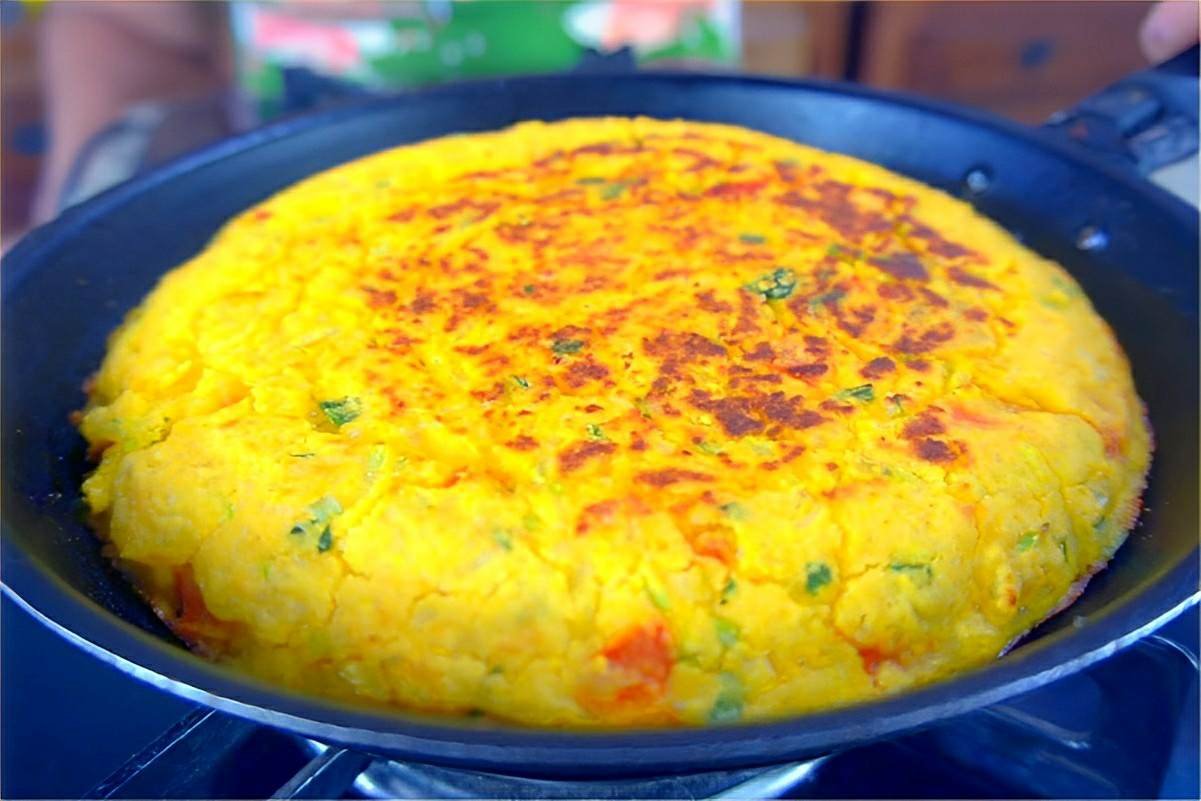 Torta de fubá na frigideira muito leve e fácil de fazer basta misturar os ingredientes e levar ao fogo