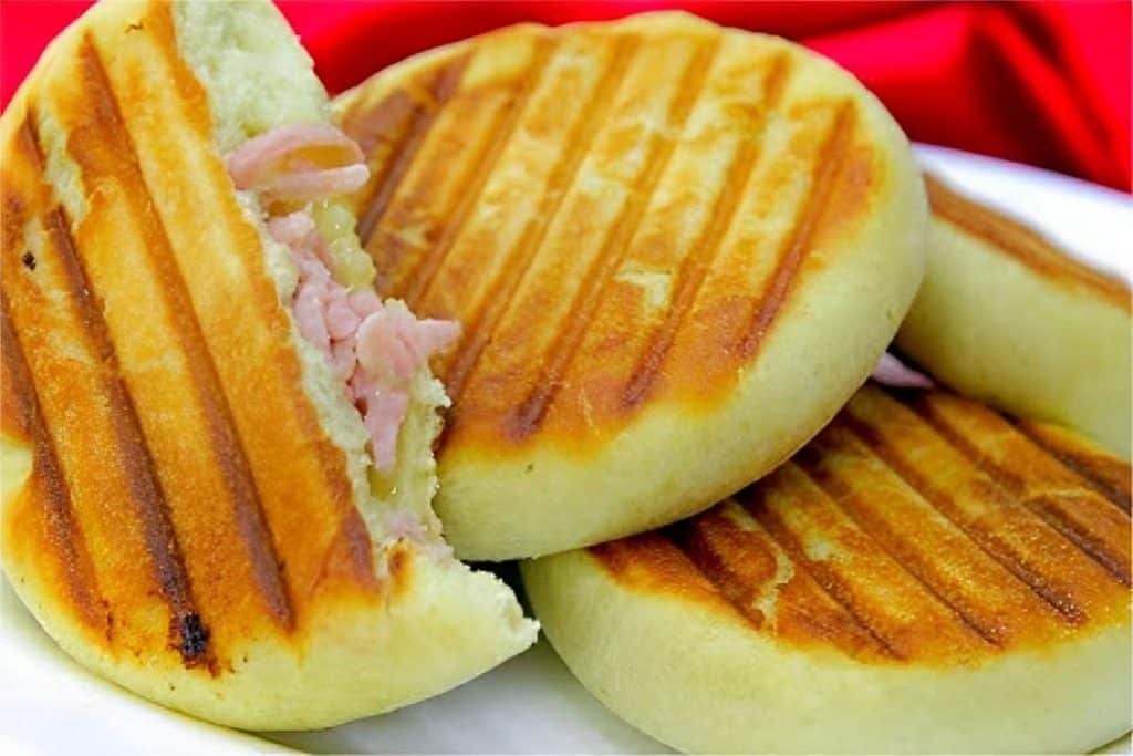 Lanche sem forno recheado com Presunto e queijo