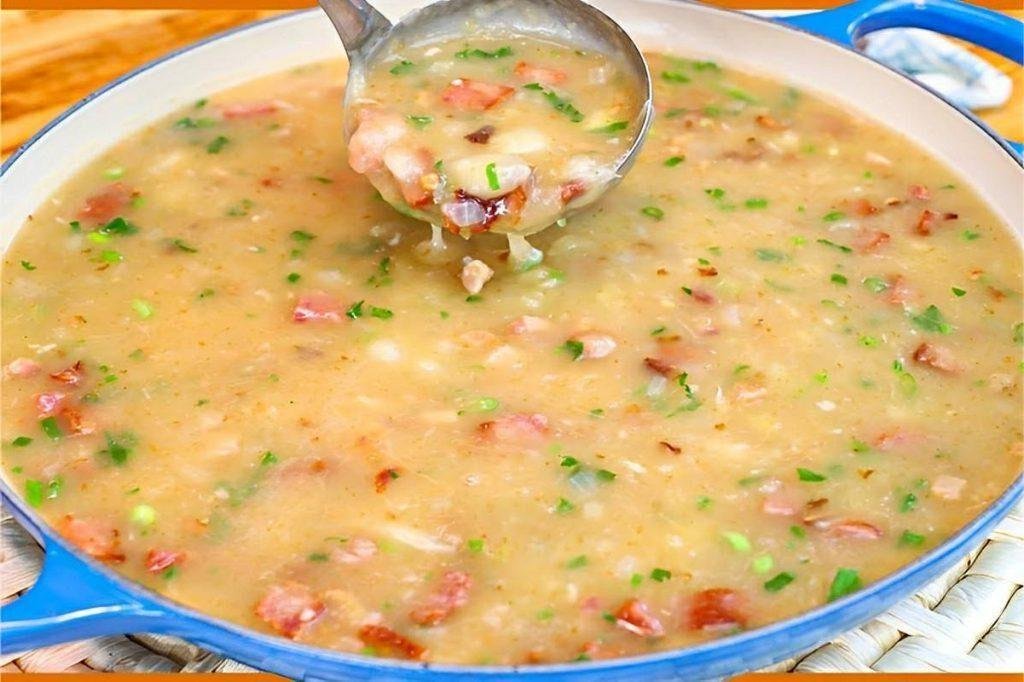 caldo quente simples com mandioca, pimentão, bacon e calabresa uma delícia