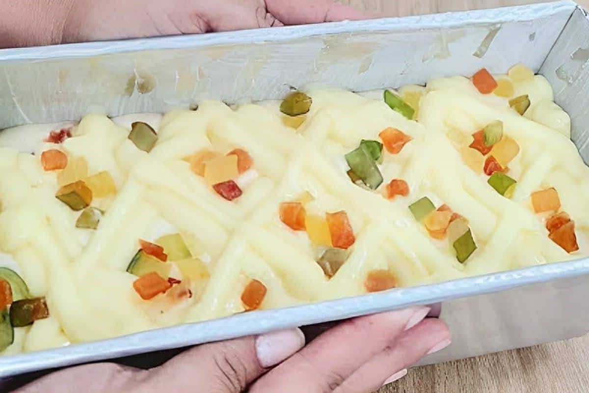 Bolo caseirinho de frutas cristalizadas com creme delicioso e muito fácil de preparar